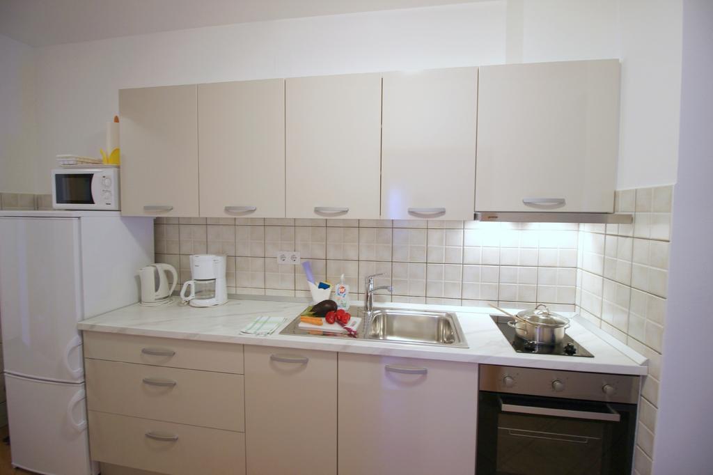 Apartments Villa Dorida Komarna Cameră foto