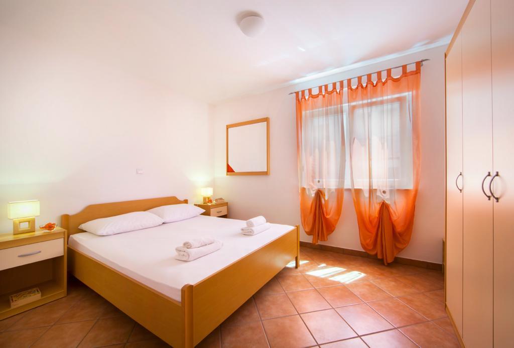 Apartments Villa Dorida Komarna Cameră foto