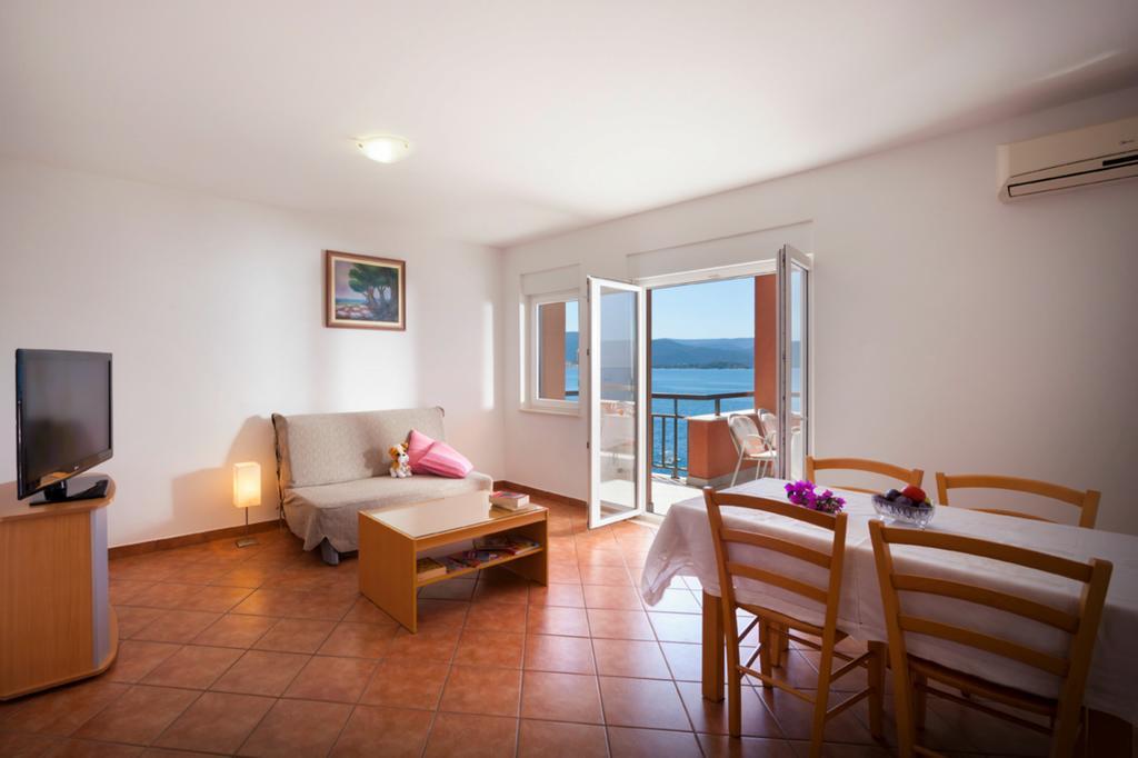Apartments Villa Dorida Komarna Cameră foto